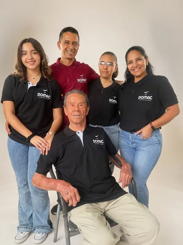 Equipo de DOMAC: la familia Alegría sonriendo junta
